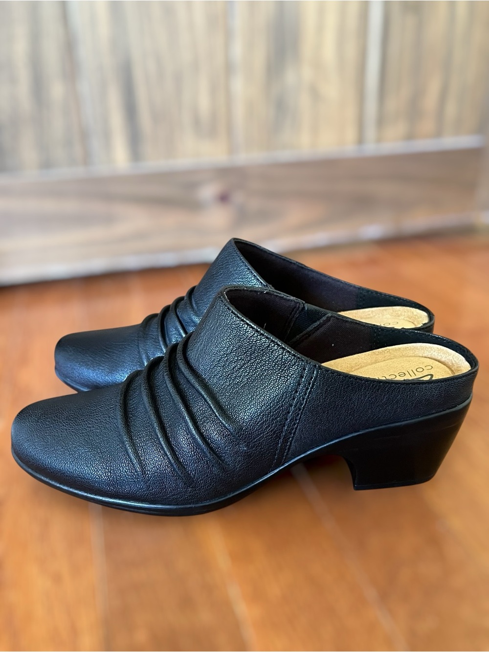 Clarks Emily Charmed Black Leather Mule Slip On Shoes Ruched NWOT Comfort Shoes